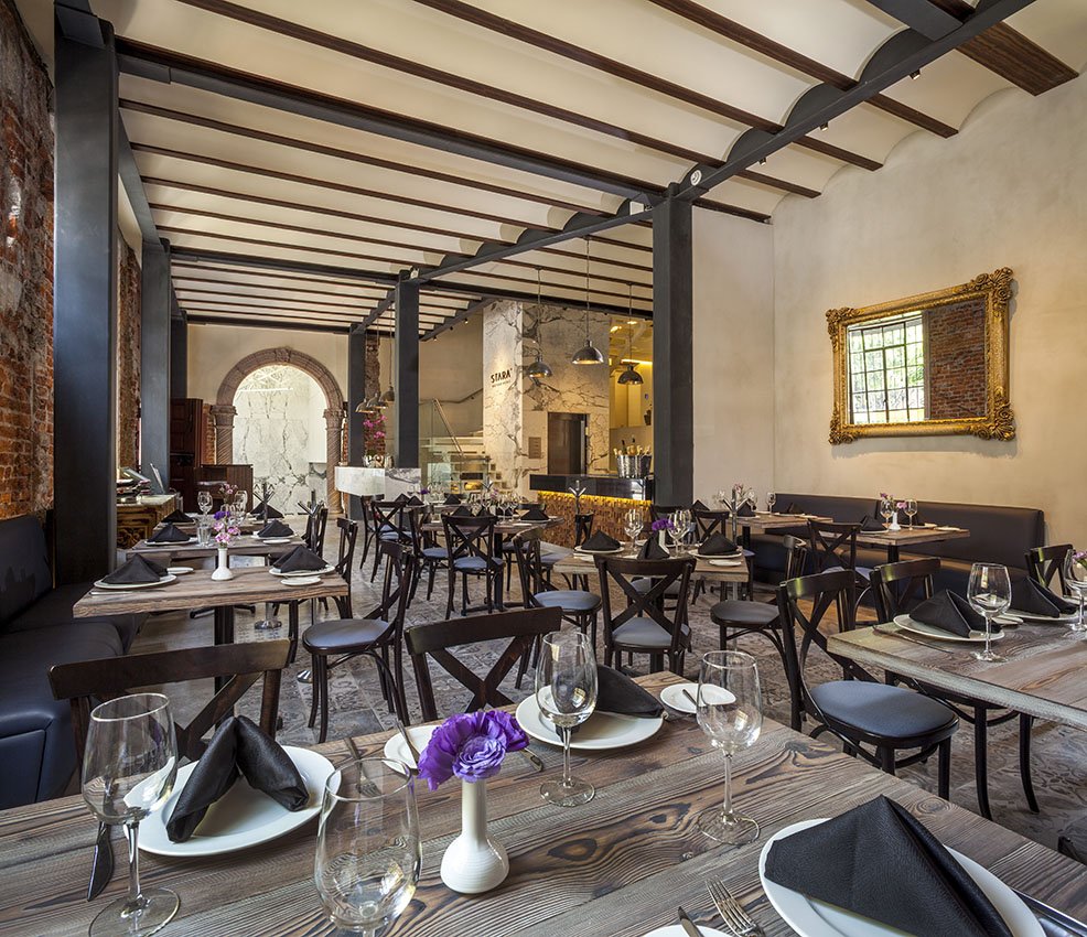 Luna Restaurant Delights The Senses