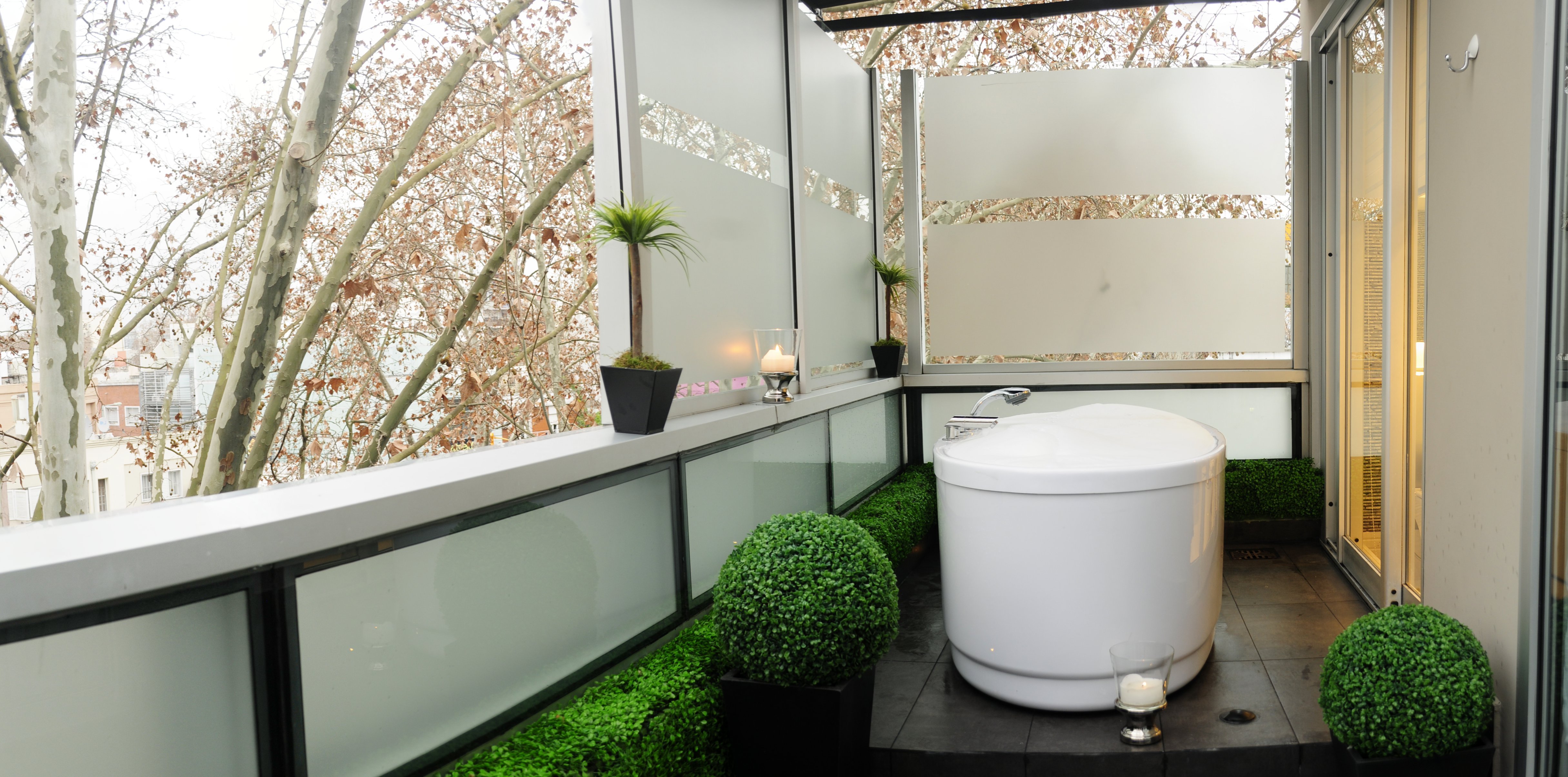 Relaxing bath at the private terrace