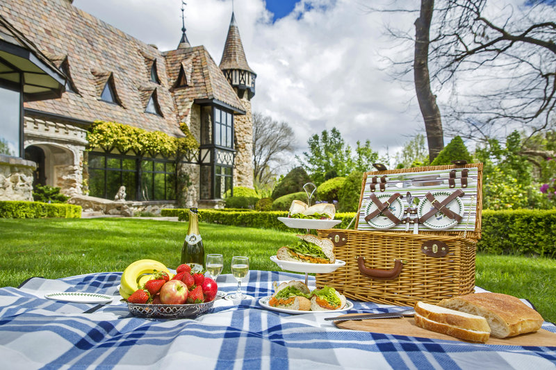 Romantic picnic for 2 at Thorngrove