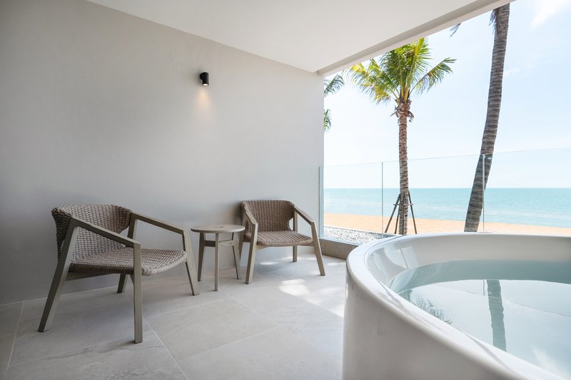 Deluxe Beachfront - Bathtub