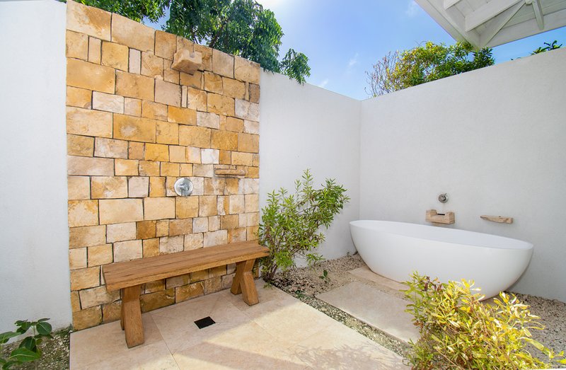2 Bedroom Beachfront Villa Premier Outdoor Bath