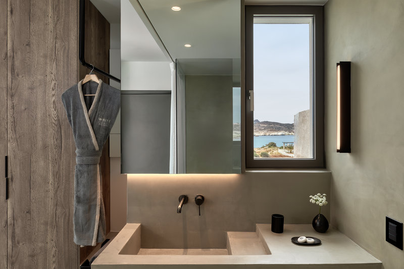 Superior Suite Horizon View with Private Pool - Luxury Bathroom