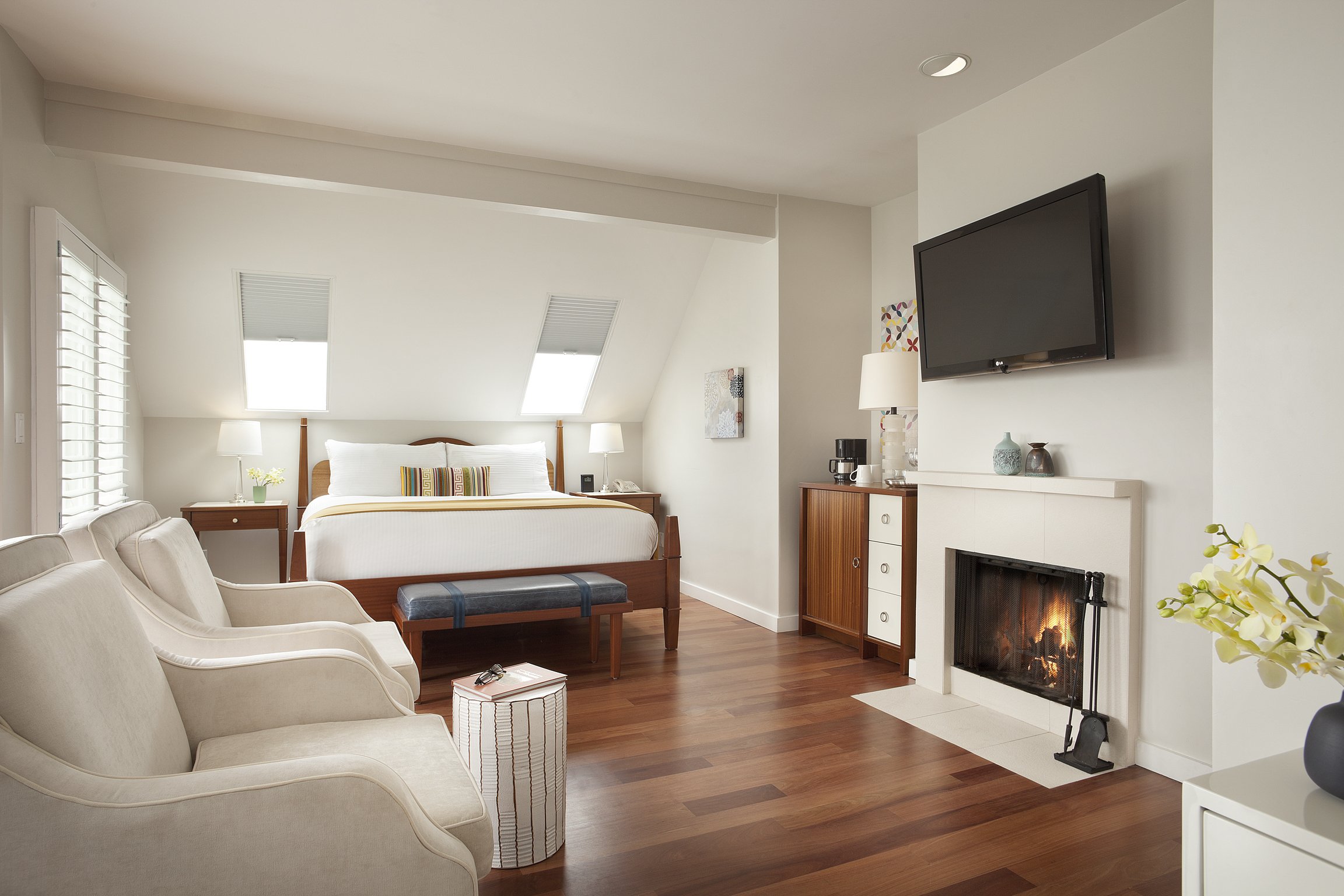 Hillside Cottage Balcony Bed Fireplace PX