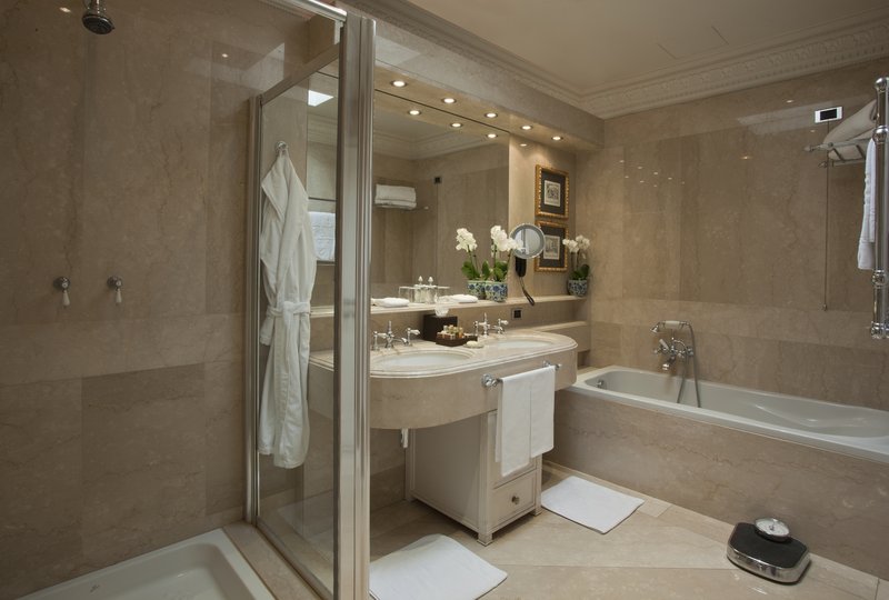 Deluxe Room Bathroom