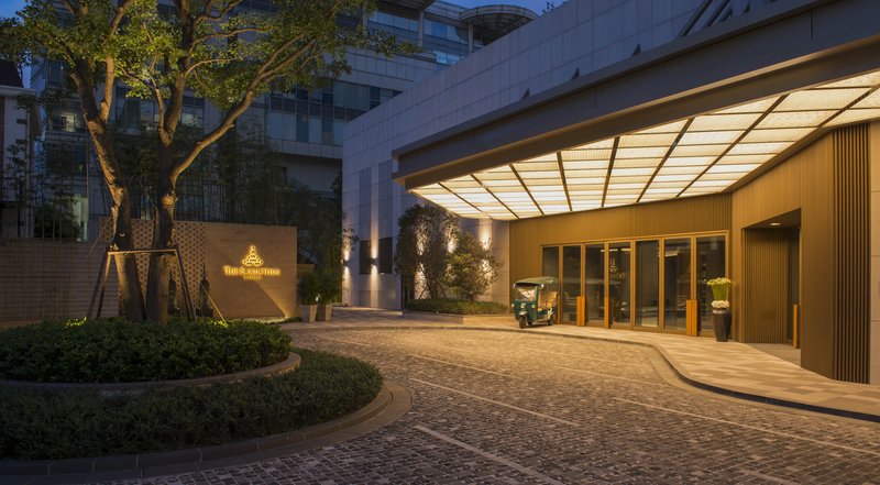 Hotel Driveaway & Main Entrance