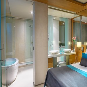Bathroom Grand Corner Suite
