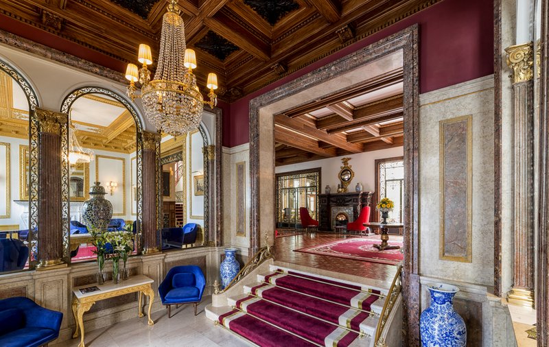 Luxurious Lobby