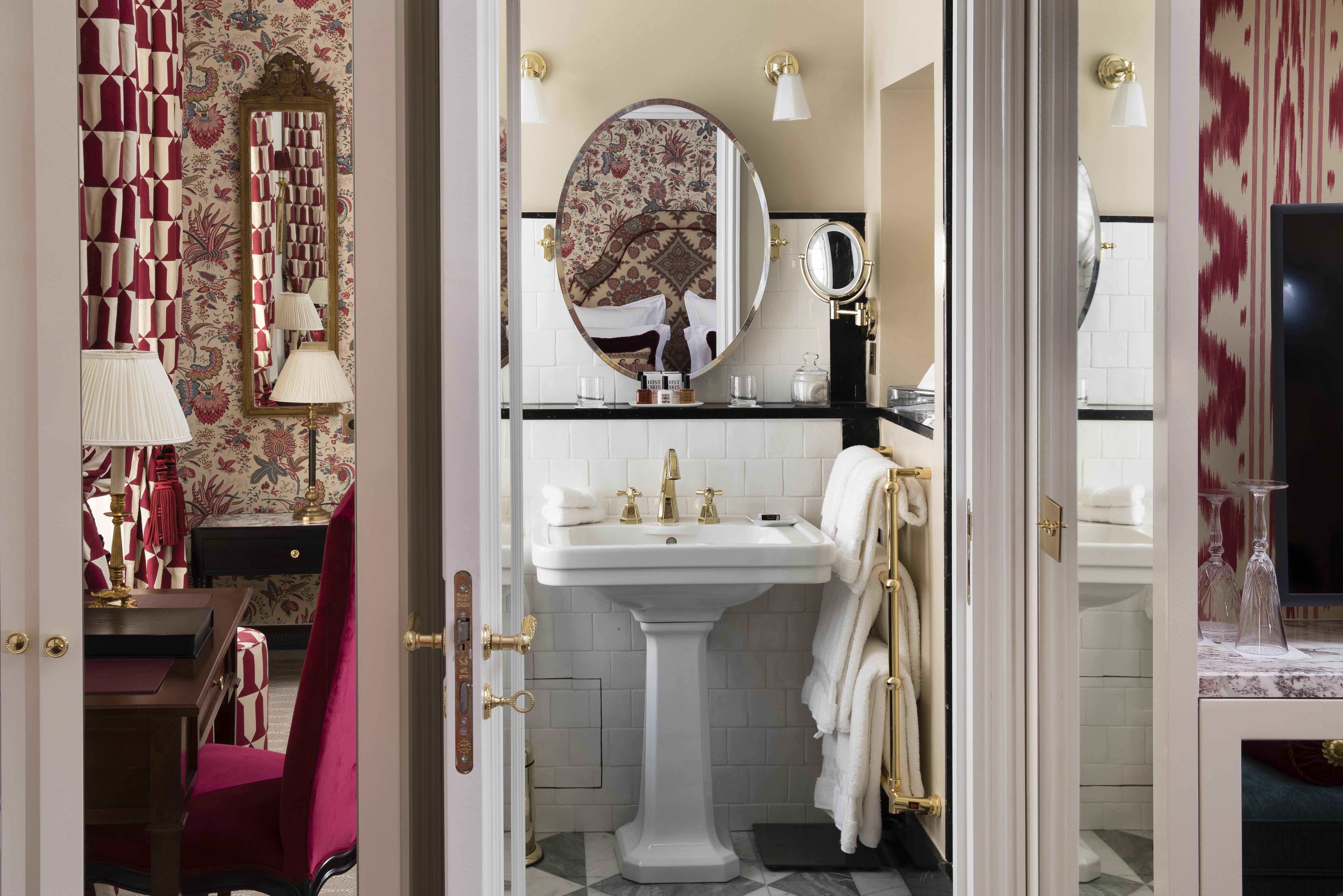 Deluxe Bathroom