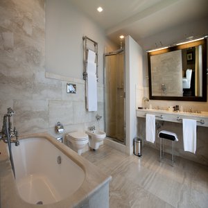 Deluxe Suite Bathroom