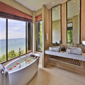 Bayfront Deluxe Room - Soaking Tub