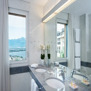 Panorama Corner Suite Bathroom