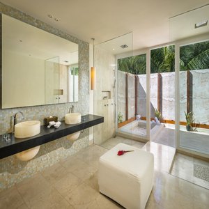 Cenote Laguna Deluxe Jr Suite Bathroom
