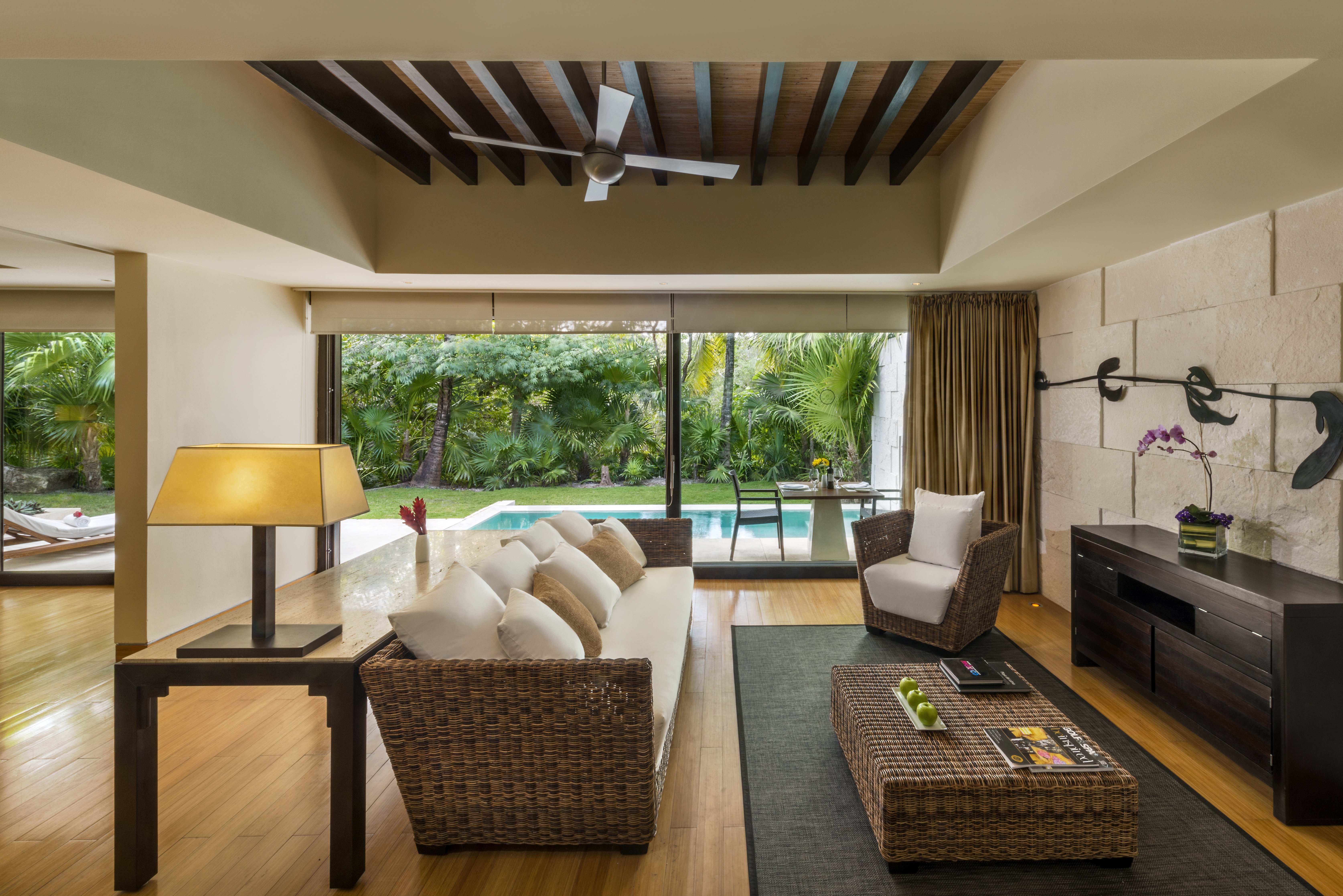 Patio Diamond Suite Living Room