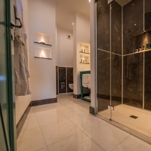Design Deluxe Bathroom