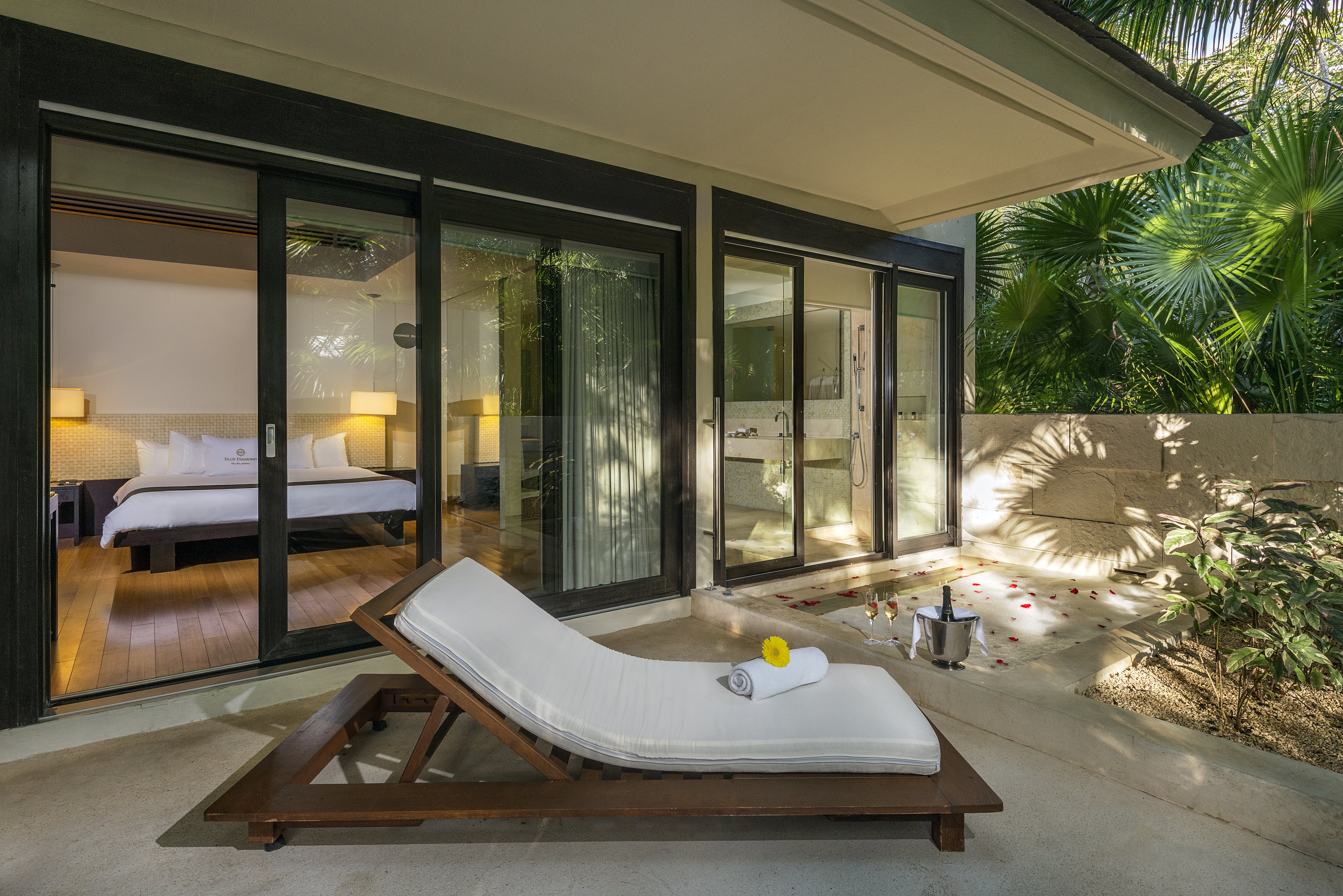 Patio Junior Suite Terrace Outdoor Bathtub