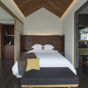 Deluxe View Suite B Bedroom