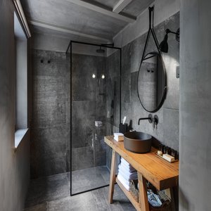 Family Suite Bathroom