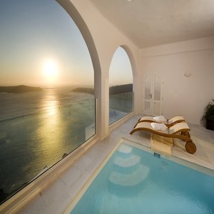 Grand Suite Veranda - Pool Sunbeds & Caldera Views