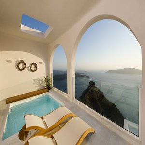 Grand Suite Veranda - Sunbeds & Caldera View