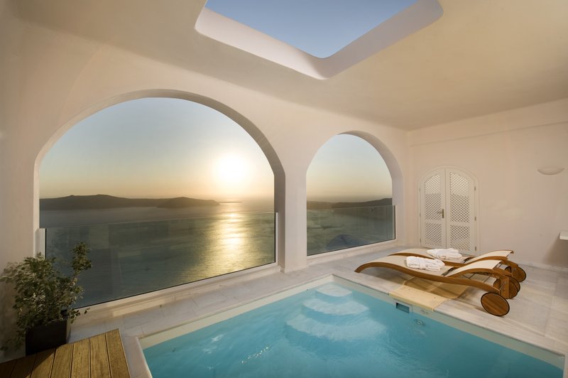 Grand Suite Veranda - Sunbeds & Caldera View