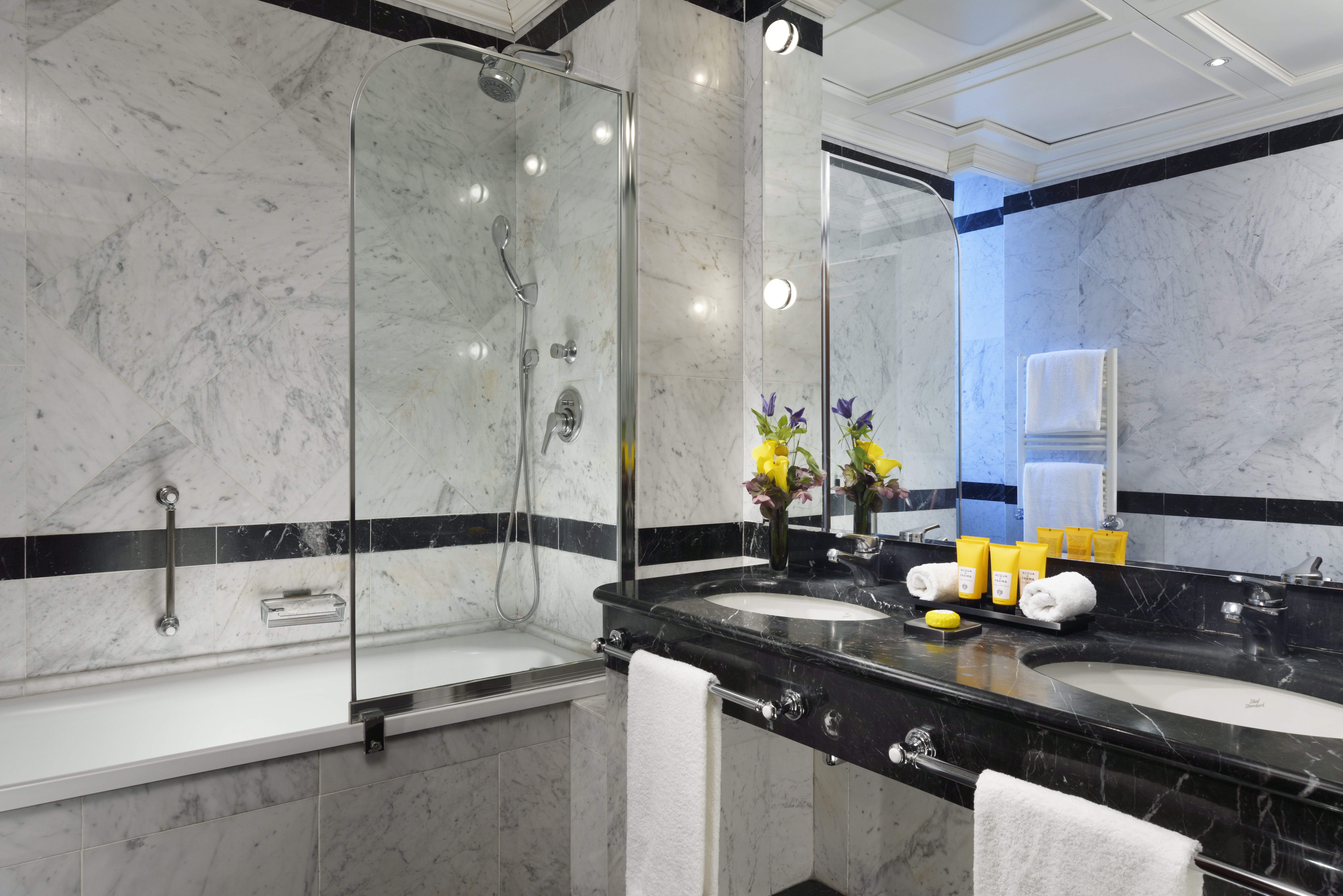 Deluxe Room Bathroom