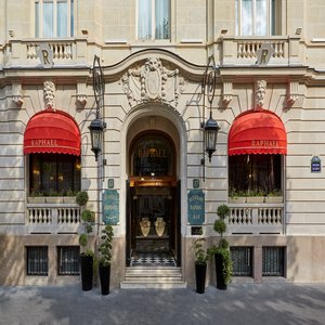 Entrance Hotel Raphael Paris