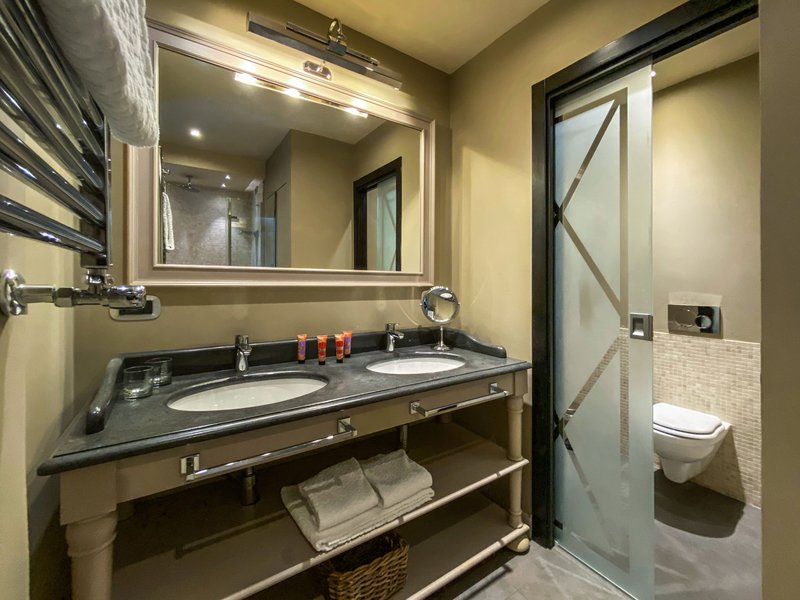 Design Suite Bathroom