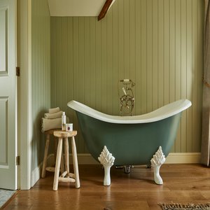 Feature Bath - perfect for a long soak (Fairfield)