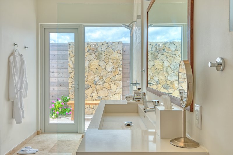 Three Bedroom Peninsula Oceanfront Coral Villa Bathroom