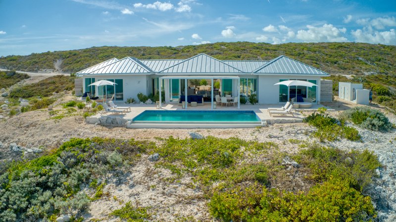 Three Bedroom Peninsula Oceanfront Coral Villa Exterior