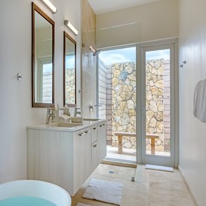 Three Bedroom Peninsula Oceanfront Coral Villa Inddoor And Outdoor Bathroom