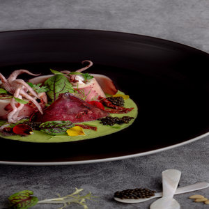 Stuffed Squid Escarole Lettuce Black Pearl Crown Caviar 酿鱿鱼配松仁 葡萄干 烟熏奶酪 生菜 鱼子酱