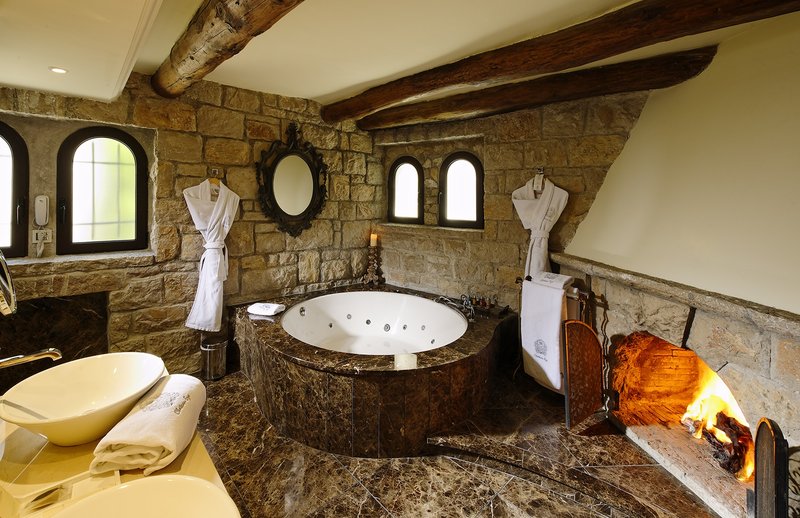Jacuzzi Bath With Fireplace