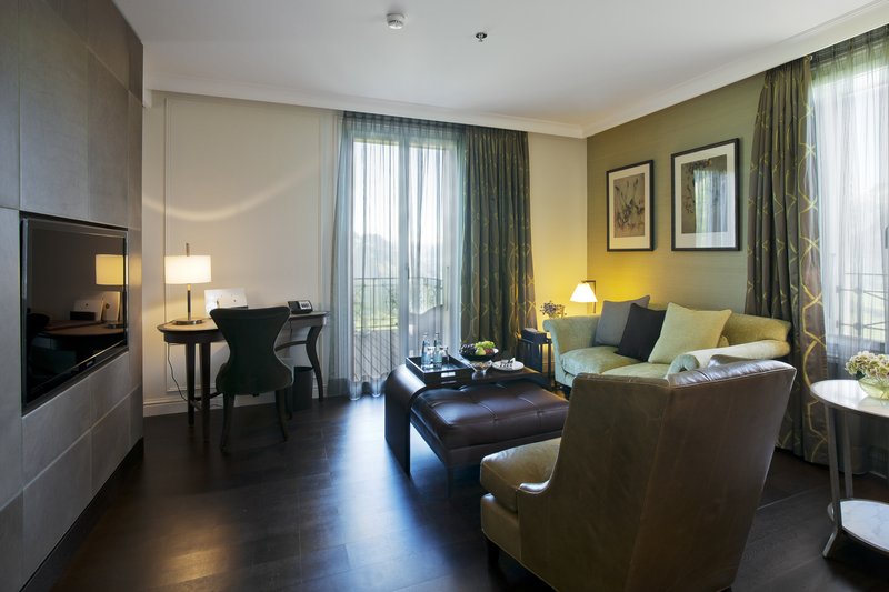 Corner Suite Lake View/Alpine View - Living Area