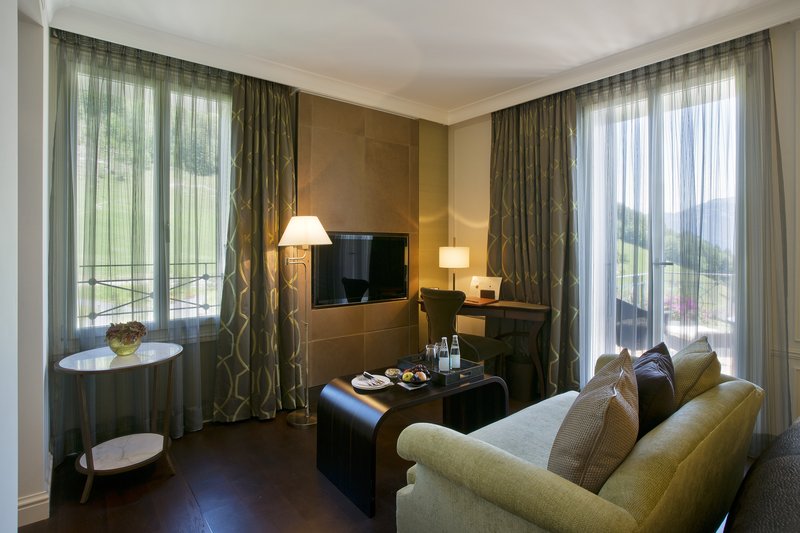 Classic Room Lake/Alpine View - Living Area