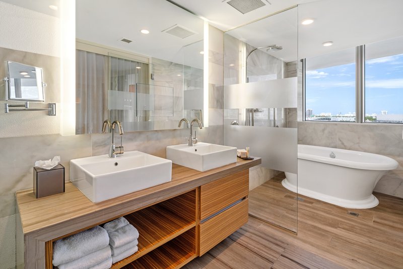 One Bedroom Suite King with Balcony - Bathroom