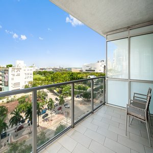 Corner Bay View Jr Suite King with Balcony - Balcony