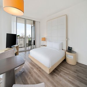 Corner Bay View Jr Suite King with Balcony - Bedroom