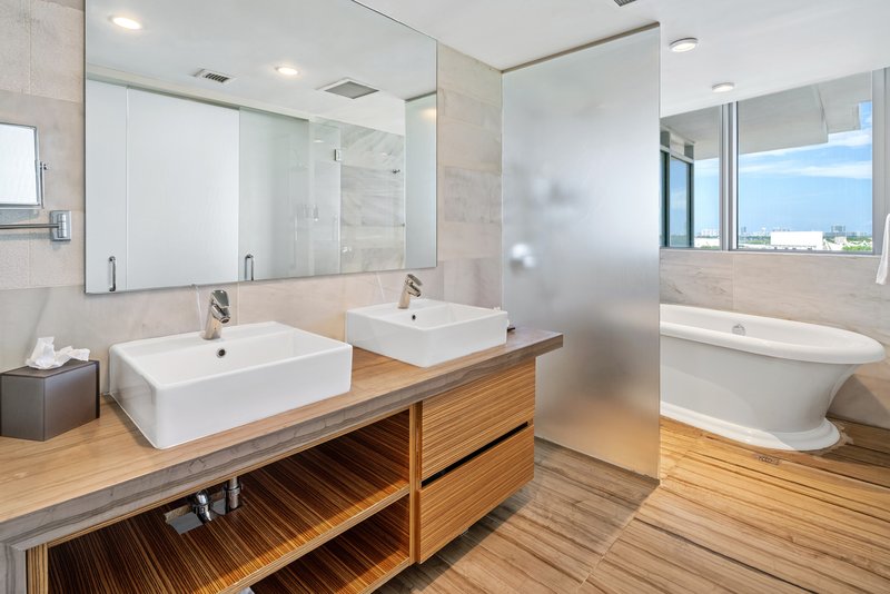 Deluxe Bay View Double Queen with Balcony - Bathroom