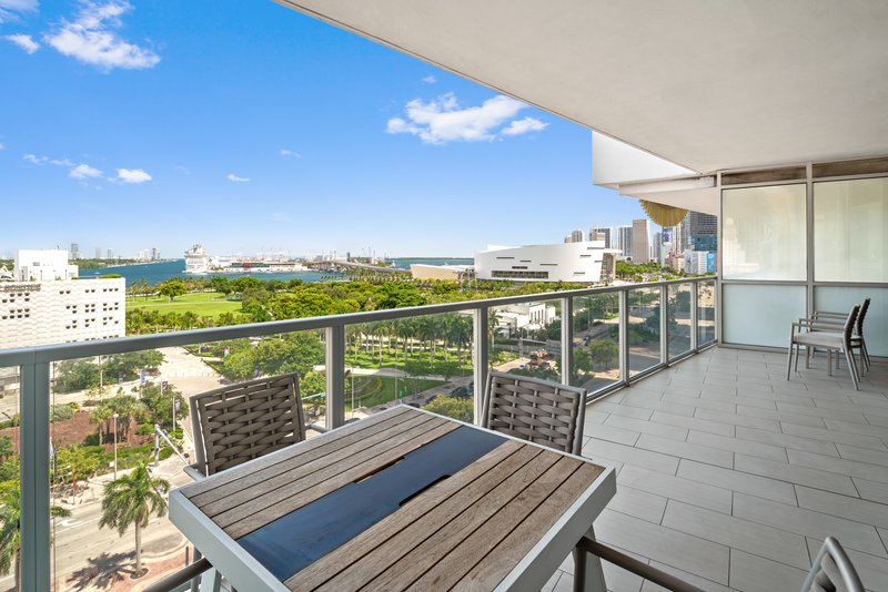 Deluxe Bay View King with Balcony - Balcony