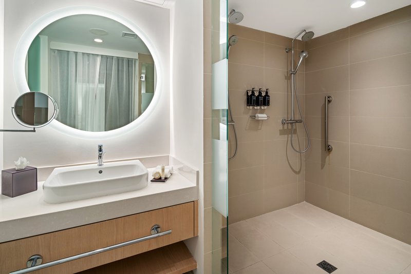 Accessible Bay View King with Balcony - Bathroom