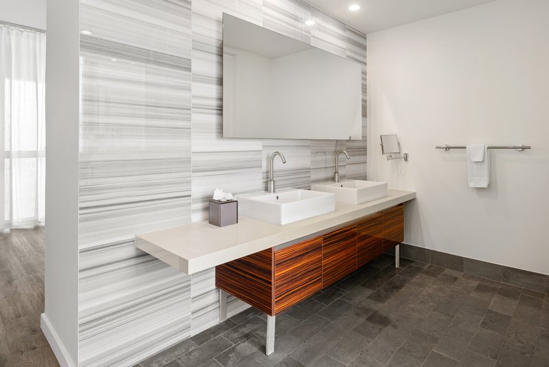 Bay View King with Balcony - Bathroom