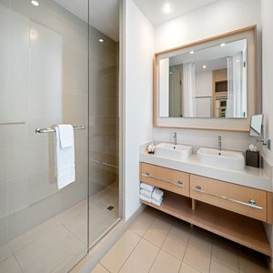 Pool View King with Terrace - Bathroom