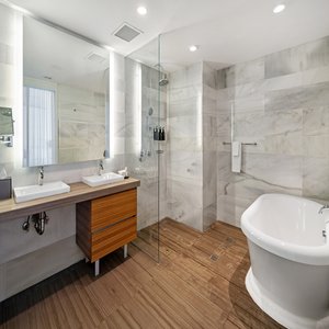 Corner Partial Bay View King - Bathroom