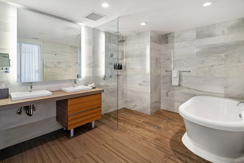 Corner Partial Bay View King - Bathroom