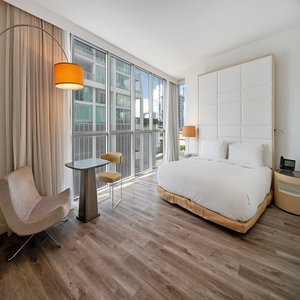 Corner Partial Bay View King - Bedroom