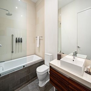 City View King Bathroom