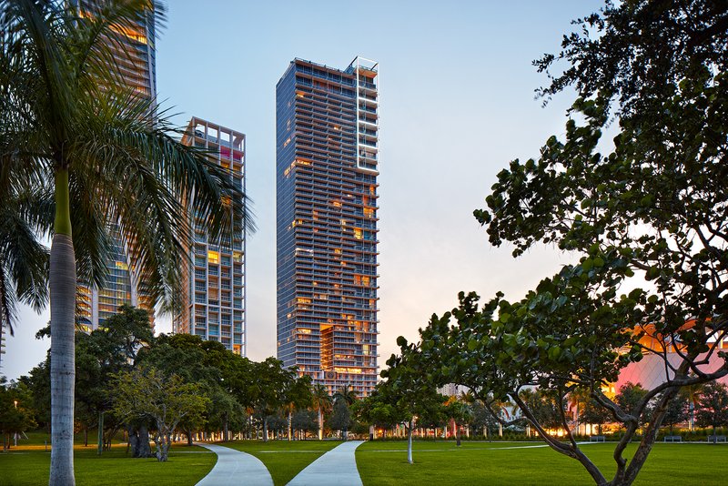 The Grayson Hotel Exterior At Sunset