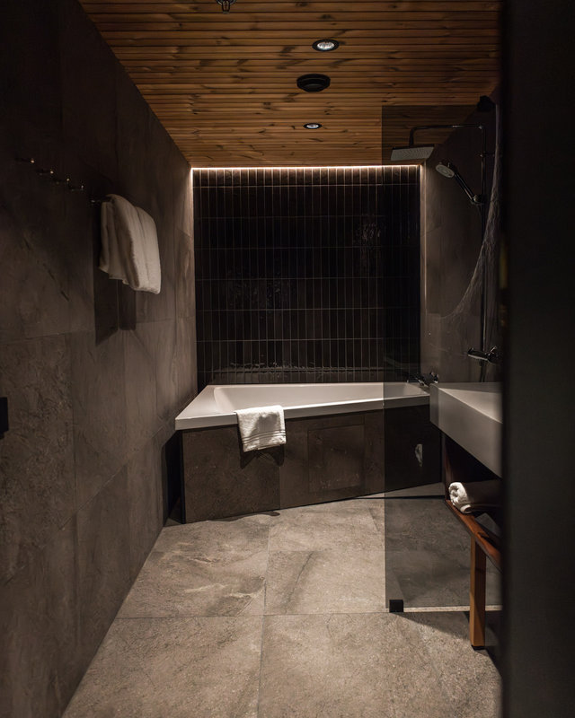 Signature Suite - Bathroom